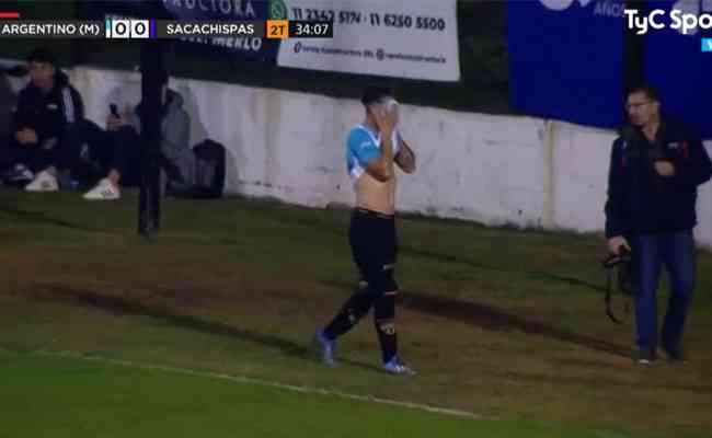 jogador-e-expulso-por-motivo-inusitado-em-campeonato-na-argentina