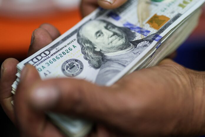 dolar-opera-em-alta,-com-mercado-de-olho-em-possiveis-novas-tarifas-de-trump