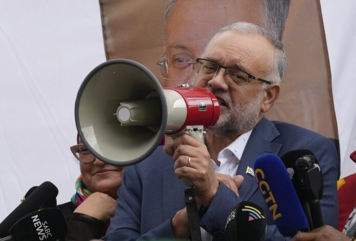embaixador-da-africa-do-sul-e-recebido-por-multidao-na-cidade-do-cabo-apos-ser-expulso-dos-eua embaixador-da-africa-do-sul-e-recebido-por-multidao-na-cidade-do-cabo-apos-ser-expulso-dos-eua