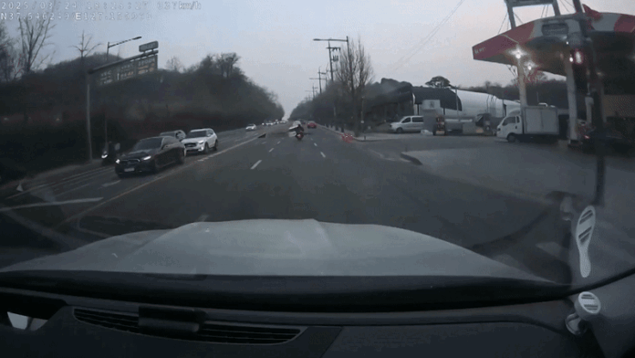 video:-cratera-se-abre-em-avenida-na-coreia-do-sul,-e-motociclista-cai-e-morre video:-cratera-se-abre-em-avenida-na-coreia-do-sul,-e-motociclista-cai-e-morre