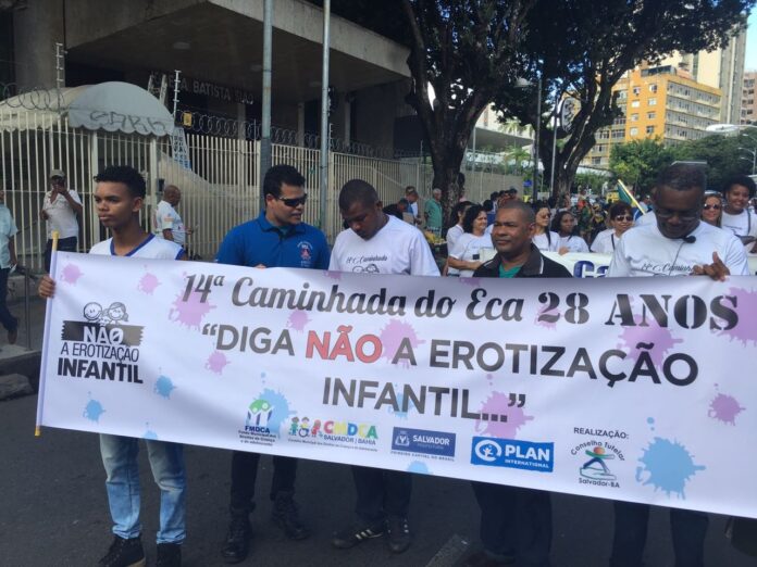 caminhada-no-centro-de-salvador-celebra-28-anos-do-estatuto-da-crianca-e-do-adolescente caminhada-no-centro-de-salvador-celebra-28-anos-do-estatuto-da-crianca-e-do-adolescente