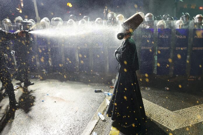 jornalista-da-bbc-e-deportado-da-turquia-apos-noticiar-sobre-protestos-da-oposicao jornalista-da-bbc-e-deportado-da-turquia-apos-noticiar-sobre-protestos-da-oposicao