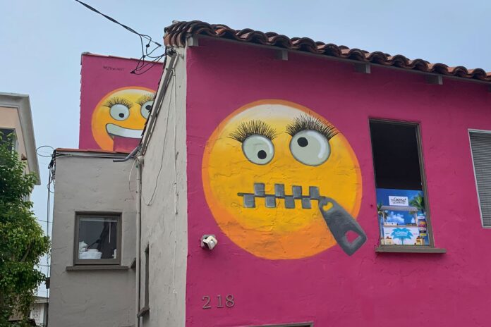 casa-com-pintura-de-emojis-e-posta-a-venda-apos-polemica-na-california