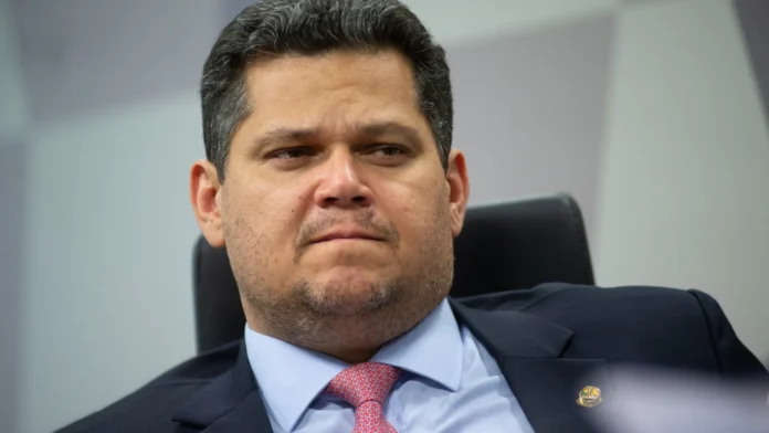 alcolumbre-volta-a-dizer-que-vai-processar-gayer-por-fala-sobre-‘trisal’-com-gleisi-e-lindbergh
