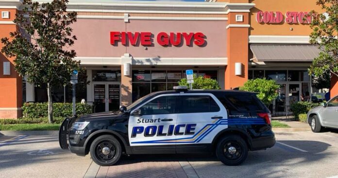 cinco-homens-sao-presos-em-lanchonete-da-rede-‘five-guys’-na-florida cinco-homens-sao-presos-em-lanchonete-da-rede-‘five-guys’-na-florida