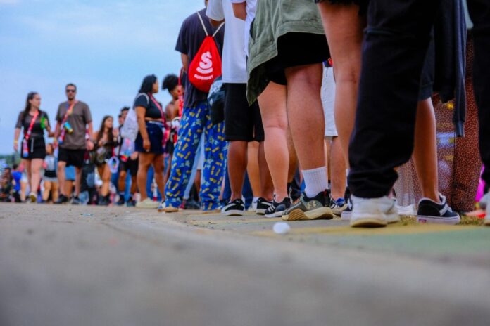 loucos-por-brindes…-fas-ficam-mais-de-duas-horas-em-filas-para-pegar-mimos-em-festival loucos-por-brindes…-fas-ficam-mais-de-duas-horas-em-filas-para-pegar-mimos-em-festival