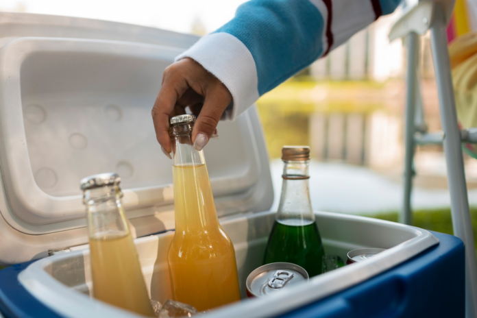 gelo,-alcool-e-sal:-como-deixar-as-bebidas-nos-coolers-ainda-mais-geladas gelo,-alcool-e-sal:-como-deixar-as-bebidas-nos-coolers-ainda-mais-geladas