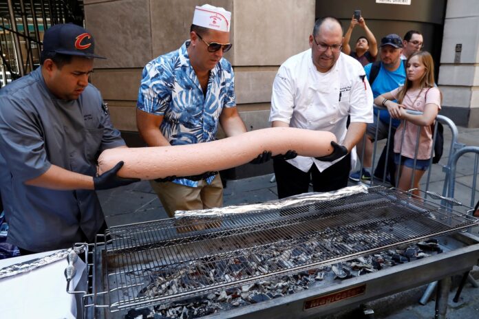 nova-york-tenta-recorde-com-cachorro-quente-de-29,9-kg nova-york-tenta-recorde-com-cachorro-quente-de-29,9-kg