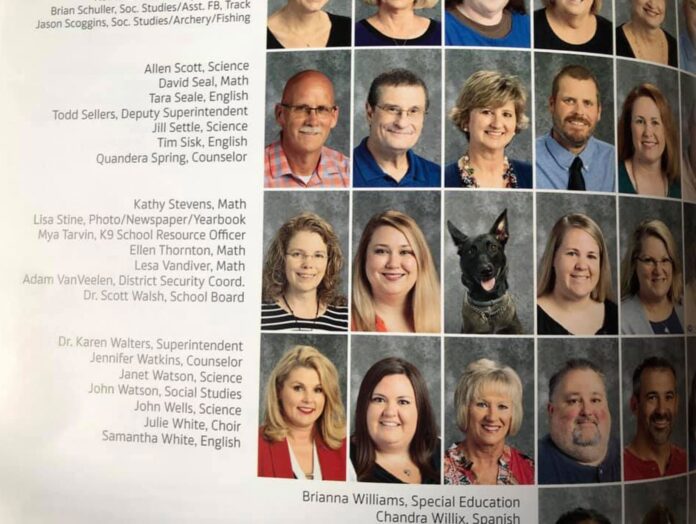 cachorrinha-tem-foto-incluida-em-‘livro-do-ano’-de-escola-nos-eua cachorrinha-tem-foto-incluida-em-‘livro-do-ano’-de-escola-nos-eua