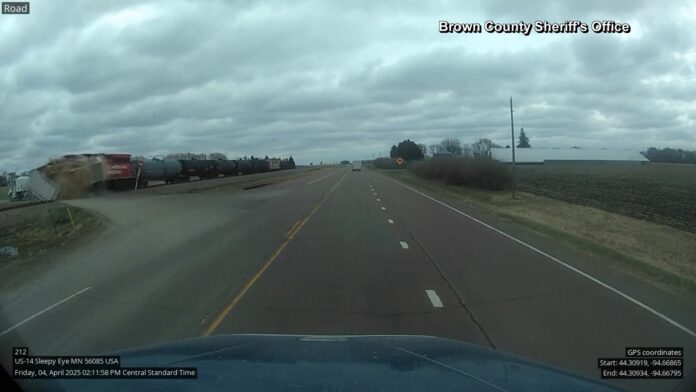 caminhao-e-partido-ao-meio-por-trem-de-carga-em-acidente-em-minnesota,-nos-eua;-video caminhao-e-partido-ao-meio-por-trem-de-carga-em-acidente-em-minnesota,-nos-eua;-video