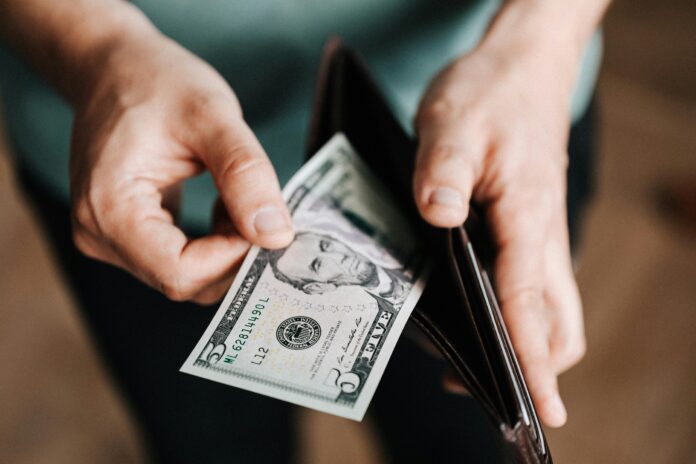 dolar-abre-em-alta-e-bate-r$-6-em-meio-a-escalada-tarifaria-da-china-e-eua
