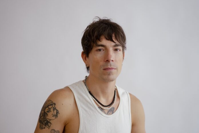di-ferrero-lanca-ep-introspectivo-e-relembra-fase-emo:-‘tinha-perigo-de-voce-tomar-porrada-na-rua’