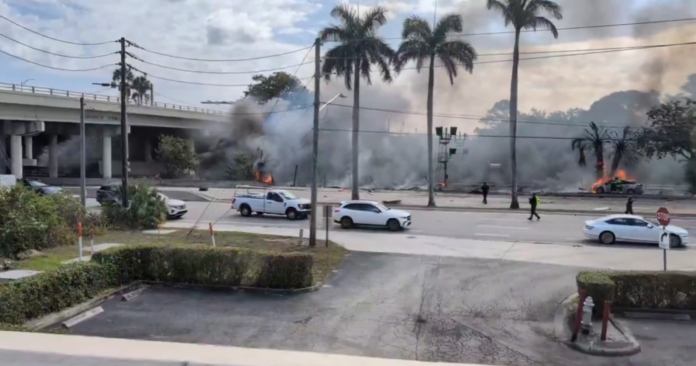 video-mostra-explosao-de-aviao-e-desespero-de-testemunhas-em-boca-raton,-na-florida video-mostra-explosao-de-aviao-e-desespero-de-testemunhas-em-boca-raton,-na-florida