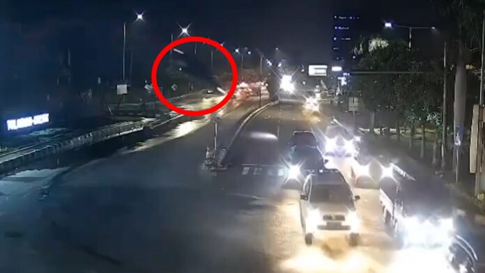 carro-voa-de-altura-de-12-metros-apos-motorista-se-confundir-com-gps-na-indonesia;-video carro-voa-de-altura-de-12-metros-apos-motorista-se-confundir-com-gps-na-indonesia;-video
