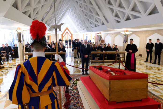 ‘familia’-vaticana-do-papa-francisco-presta-homenagem-emocionante-e-intima;-acompanhe ‘familia’-vaticana-do-papa-francisco-presta-homenagem-emocionante-e-intima;-acompanhe
