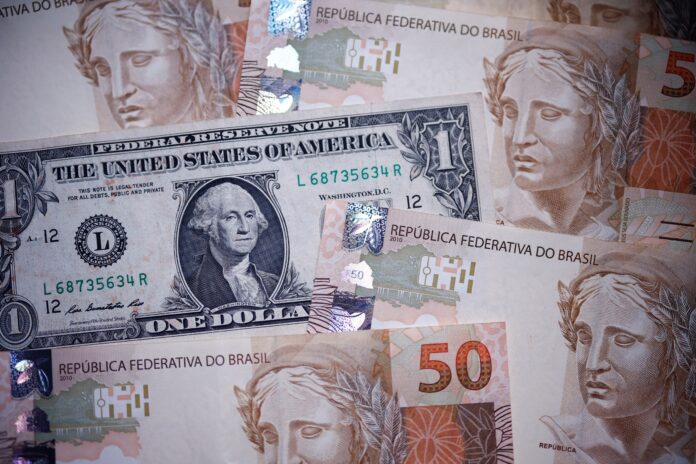 dolar-abre-em-baixa,-com-mercado-ainda-atento-aos-desdobramentos-do-tarifaco-de-trump