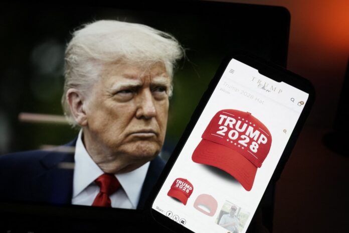em-uma-referencia-as-eleicoes,-trump-coloca-a-venda-bones-com-o-lema-‘trump-2028’ em-uma-referencia-as-eleicoes,-trump-coloca-a-venda-bones-com-o-lema-‘trump-2028’