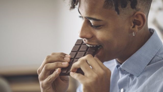 por-que-e-tao-boa-a-sensacao-de-comer-chocolate,-segundo-cientistas por-que-e-tao-boa-a-sensacao-de-comer-chocolate,-segundo-cientistas