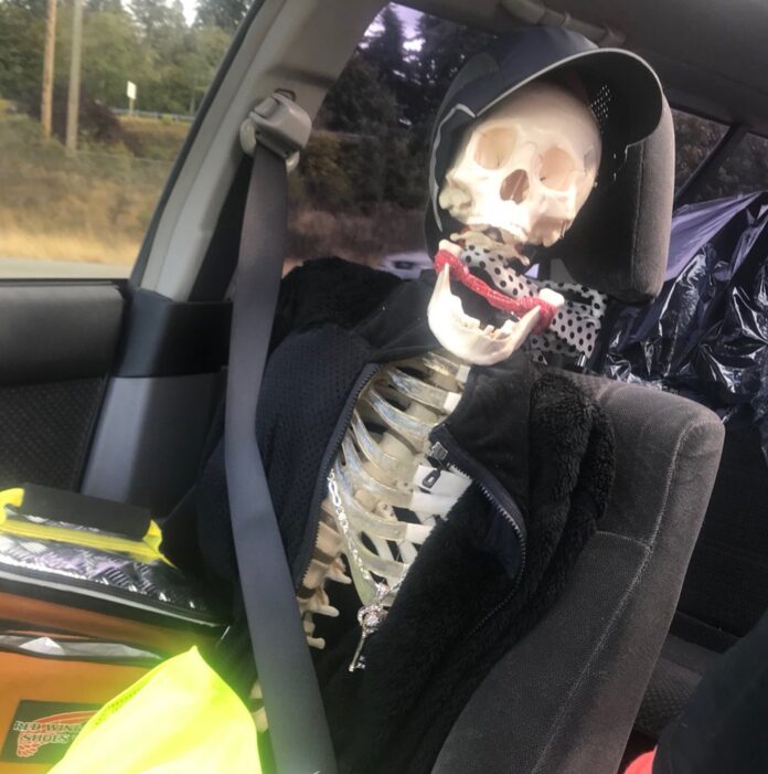 motorista-usa-esqueleto-de-brinquedo-para-enganar-policia-nos-eua motorista-usa-esqueleto-de-brinquedo-para-enganar-policia-nos-eua