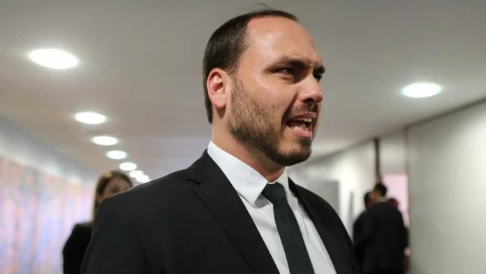 carlos-bolsonaro-chora-em-evento-do-pl-e-diz-que-brasil-nao-vive-democracia