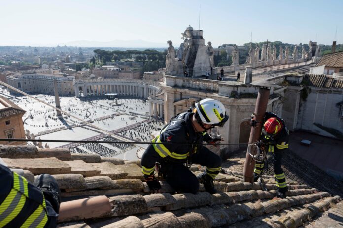vaticano-mostra-preparacao-da-capela-sistina-para-o-conclave;-veja-fotos-e-video