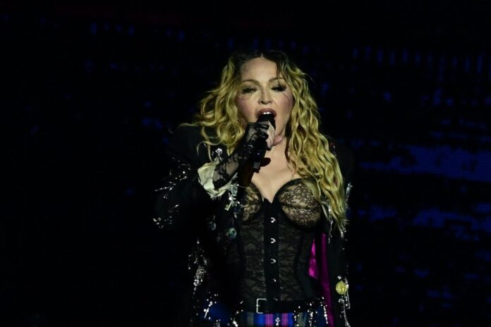 em-dia-de-gaga-no-rio,-madonna-relembra-show-em-copacabana:-‘beijos-para-o-brasil’ em-dia-de-gaga-no-rio,-madonna-relembra-show-em-copacabana:-‘beijos-para-o-brasil’