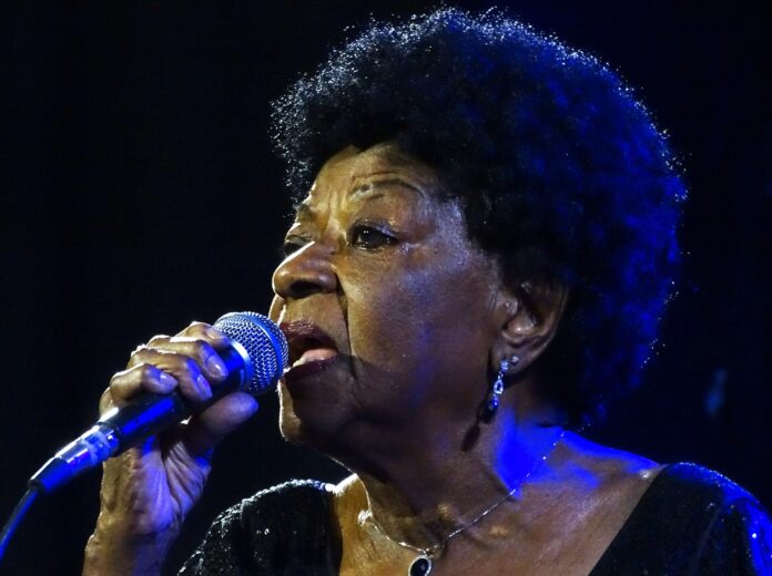 estrela-de-alaide-costa-brilha-em-palco-iluminado-pela-grandeza-da-cantora estrela-de-alaide-costa-brilha-em-palco-iluminado-pela-grandeza-da-cantora
