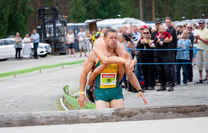 casal-da-lituania-vence-campeonato-mundial-de-carregamento-de-esposas casal-da-lituania-vence-campeonato-mundial-de-carregamento-de-esposas