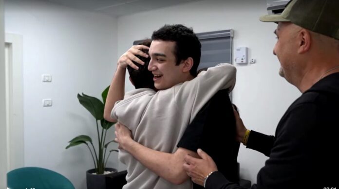 video:-apos-ser-libertado-pelo-hamas,-refem-israelense-americano-se-reencontra-com-a-familia video:-apos-ser-libertado-pelo-hamas,-refem-israelense-americano-se-reencontra-com-a-familia