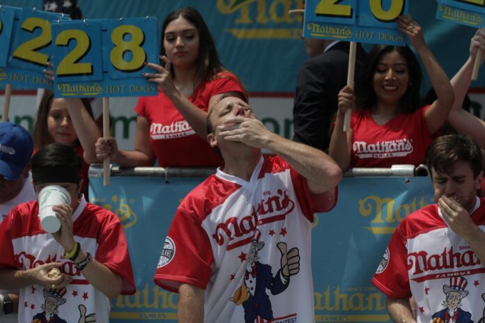 americano-come-74-cachorros-quentes-em-10-minutos-e-bate-recorde americano-come-74-cachorros-quentes-em-10-minutos-e-bate-recorde