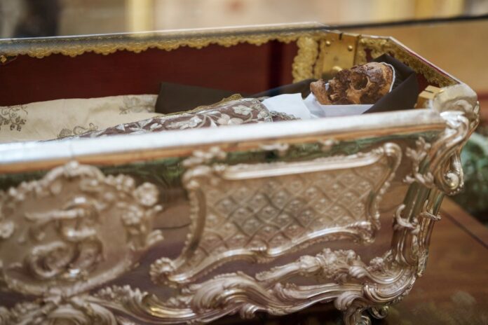 corpo-de-santa-teresa-d’avila-e-exposto-ao-publico-na-espanha-mais-de-400-anos-apos-sua-morte
