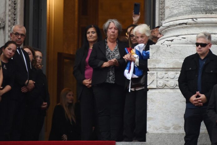 funeral-de-mujica-termina-com-viuva-abracando-bandeiras-que-cobriam-o-caixao funeral-de-mujica-termina-com-viuva-abracando-bandeiras-que-cobriam-o-caixao