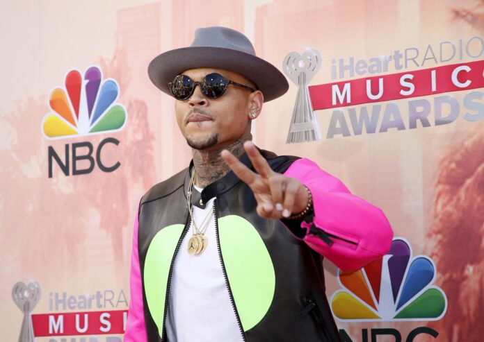 chris-brown-e-mantido-em-custodia-apos-prisao-e-acusado-de-lesao-corporal-grave chris-brown-e-mantido-em-custodia-apos-prisao-e-acusado-de-lesao-corporal-grave