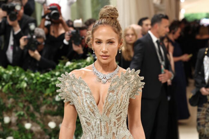 jennifer-lopez-e-processada-por-paparazzo-apos-publicar-fotos-dela-mesma-nas-redes-sociais jennifer-lopez-e-processada-por-paparazzo-apos-publicar-fotos-dela-mesma-nas-redes-sociais