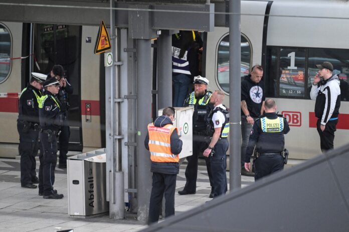 ataque-com-faca-deixa-18-feridos-em-estacao-ferroviaria-de-hamburgo,-na-alemanha ataque-com-faca-deixa-18-feridos-em-estacao-ferroviaria-de-hamburgo,-na-alemanha