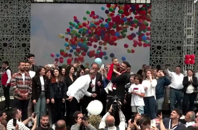 multidao-se-reune-na-turquia-para-festejar-cura-de-menino-de-3-anos-da-leucemia;-video multidao-se-reune-na-turquia-para-festejar-cura-de-menino-de-3-anos-da-leucemia;-video