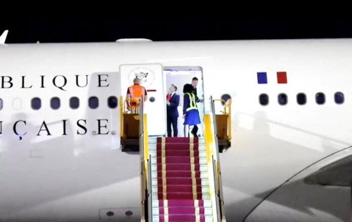 video-mostra-momento-em-que-mao-de-primeira-dama-atinge-rosto-de-macron-em-desembarque video-mostra-momento-em-que-mao-de-primeira-dama-atinge-rosto-de-macron-em-desembarque
