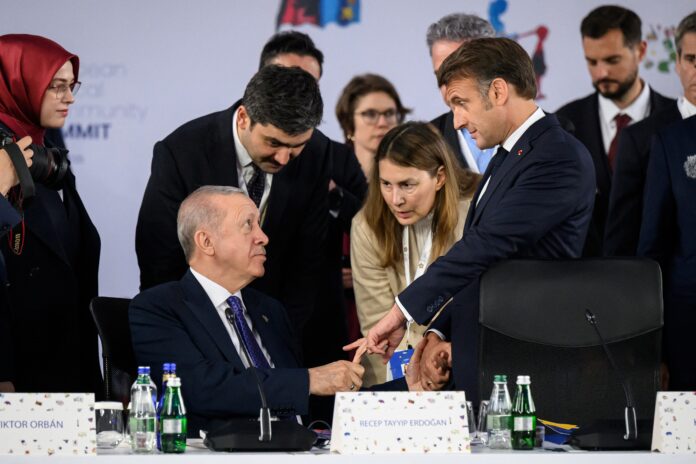macron-nega-‘tapa’-de-esposa,-diz-que-video-gerou-‘bobagens’-e-cita-fake-news-recentes macron-nega-‘tapa’-de-esposa,-diz-que-video-gerou-‘bobagens’-e-cita-fake-news-recentes