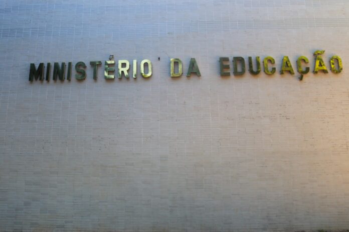e-#fake-anuncio-que-promete-150-mil-vagas-de-agente-escolar-e-imita-site-do-mec e-#fake-anuncio-que-promete-150-mil-vagas-de-agente-escolar-e-imita-site-do-mec