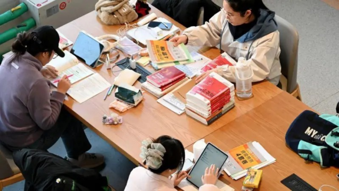 a-estudante-chinesa-que-acusa-universidade-de-faze-la-‘tirar-as-calcas’-para-dar-licenca-menstrual a-estudante-chinesa-que-acusa-universidade-de-faze-la-‘tirar-as-calcas’-para-dar-licenca-menstrual