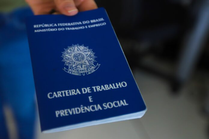 desemprego-fica-estavel-e-atinge-6,6%-no-trimestre-terminado-em-abril,-diz-ibge;-clt-bate-recorde