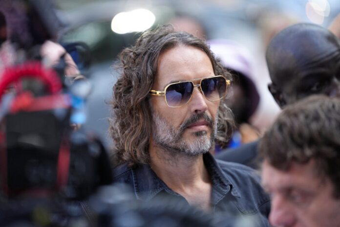 russell-brand-se-declara-inocente-das-acusacoes-de-estupro-e-agressao-sexual russell-brand-se-declara-inocente-das-acusacoes-de-estupro-e-agressao-sexual