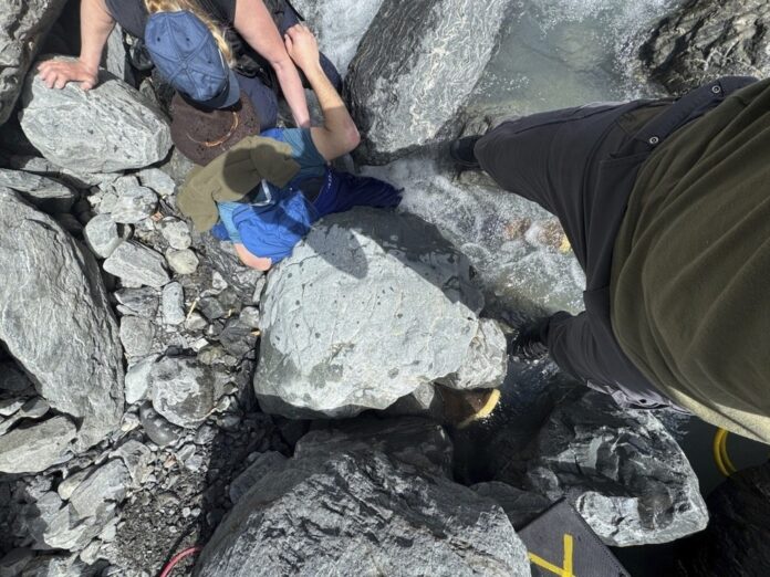 homem-sobrevive-apos-ser-esmagado-por-pedra-de-318-kg-e-ficar-preso-com-o-rosto-na-agua,-nos-eua homem-sobrevive-apos-ser-esmagado-por-pedra-de-318-kg-e-ficar-preso-com-o-rosto-na-agua,-nos-eua