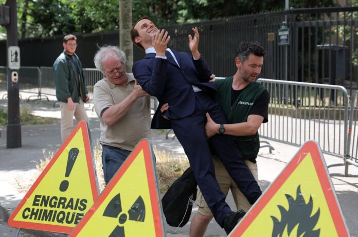 estatua-de-cera-de-macron-e-roubada-por-ativistas-para-protesto-na-embaixada-russa-em-paris estatua-de-cera-de-macron-e-roubada-por-ativistas-para-protesto-na-embaixada-russa-em-paris