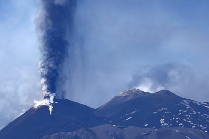 vulcao-etna,-na-italia,-entra-em-erupcao-e-turistas-correm-para-deixar-area-da-cratera;-video vulcao-etna,-na-italia,-entra-em-erupcao-e-turistas-correm-para-deixar-area-da-cratera;-video