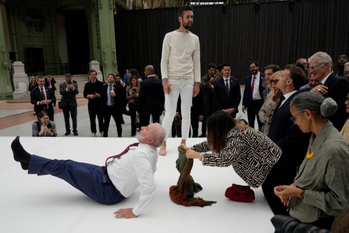 lula-tenta-imitar-movimento-de-acrobata-ao-lado-de-macron-em-paris;-veja-imagens lula-tenta-imitar-movimento-de-acrobata-ao-lado-de-macron-em-paris;-veja-imagens