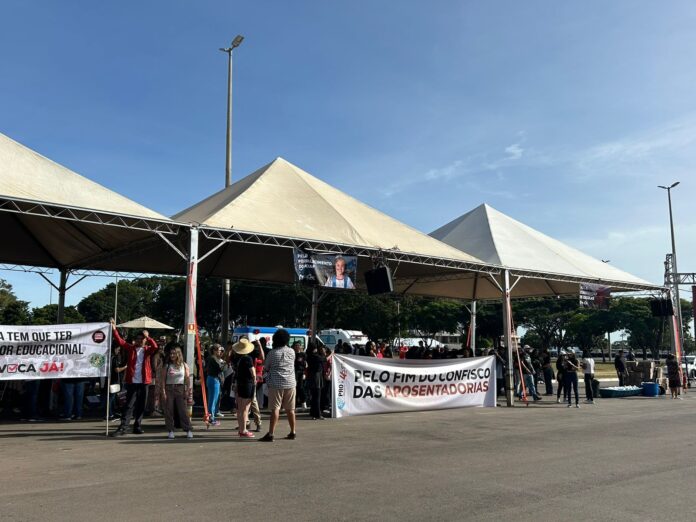 professores-da-rede-publica-decidem-manter-greve-no-df professores-da-rede-publica-decidem-manter-greve-no-df