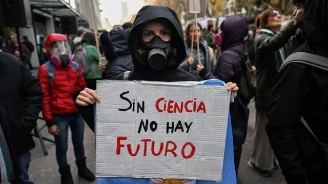 os-4-grupos-que-mais-perderam-com-cortes-drasticos-de-milei-na-argentina os-4-grupos-que-mais-perderam-com-cortes-drasticos-de-milei-na-argentina