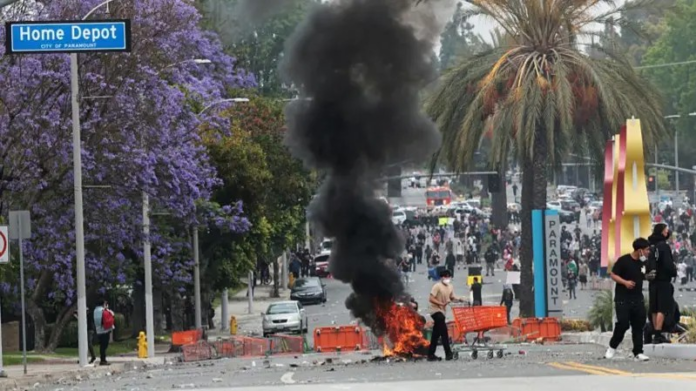 como-um-rumor-de-batida-contra-imigrantes-em-loja-fez-eclodir-protestos-em-los-angeles como-um-rumor-de-batida-contra-imigrantes-em-loja-fez-eclodir-protestos-em-los-angeles