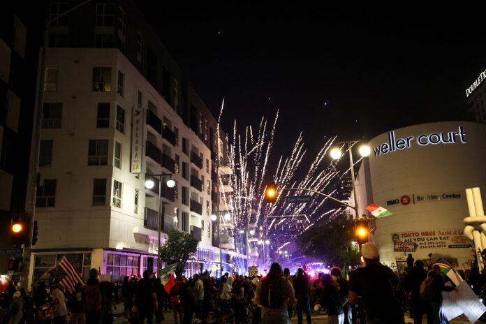 video:-manifestantes-lancam-fogos-de-artificio-contra-policiais-em-los-angeles video:-manifestantes-lancam-fogos-de-artificio-contra-policiais-em-los-angeles